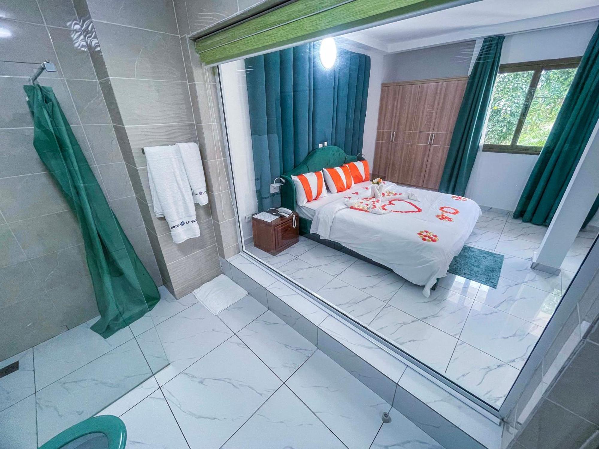 Hotel Le Vaisseau Abidjan Exteriör bild