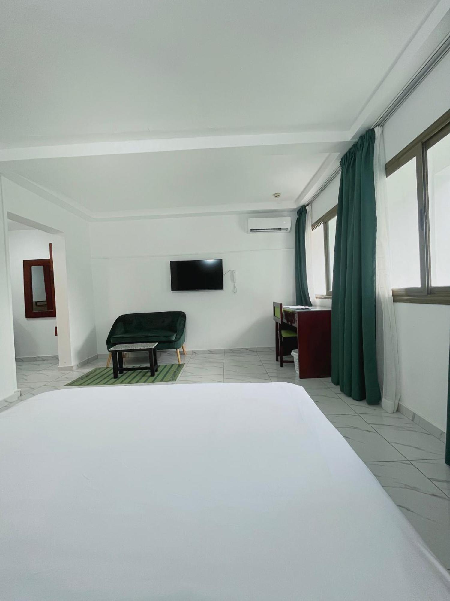 Hotel Le Vaisseau Abidjan Exteriör bild